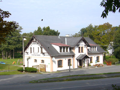 Budova Hotelu Skviřín - Pension, Restaurant, venkovní posezení Budova Hotelu Skviřín - Pension, Restaurant, venkovní posezení